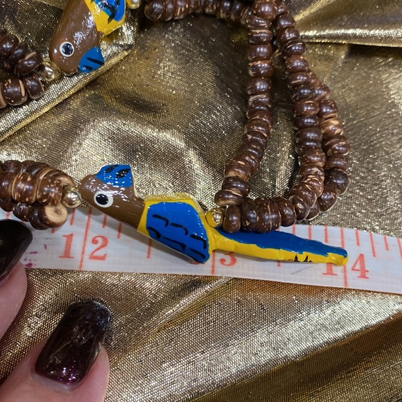 Parrot Necklace Brown Beads and 6 carved wooden blue and yellow Parrots EUC - Picture 8 of 11